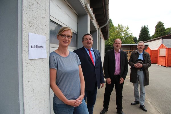 Freuen sich auf den Start: (von links) Stefanie Tacke, sozialpädagogische Leiterin der Euwatec-Einrichtung in Blomberg, Landrat Dr. Axel Lehmann, Blombergs Kämmerer Christoph Dolle sowie Euwatec-Geschäftsführer Hermann Ritter. - © Seda Hagemann