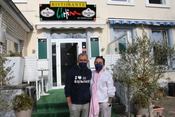 Antonio und Catrin Gentile stehen vor ihrem Restaurant. Hier sollen sie gegen Coronaschutzauflagen verstoßen haben. Jetzt drohen ihnen zwei Bußgelder in Höhe von insgesamt 7000 Euro. - © Freya Köhring