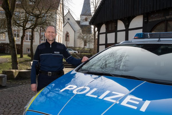 Arnd Schweppe – hier vor dem Bürgerhaus in Hohenhausen – ist der neue Kontaktbeamte für die Kalletaler.  - © Polizei