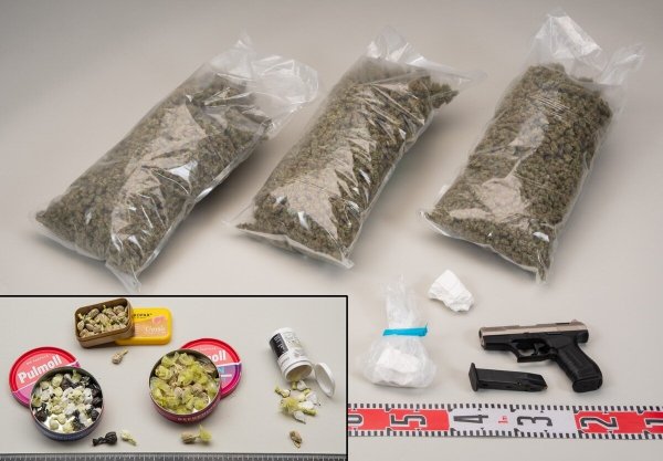 Rauschgift und Waffen hat die Polizei bei ihrer Durchsuchungsaktion sichergestellt. - © Polizei Lippe