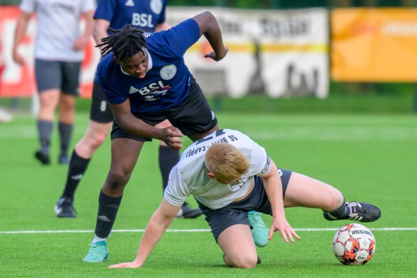 Mawouena Ayena von der SG Hiddesen-Heidenoldendorf ringt mit Marvin Schmidt von der SG Belle-Cappel-Leopoldstal verbissen um den Ball. - © EGON PENNER