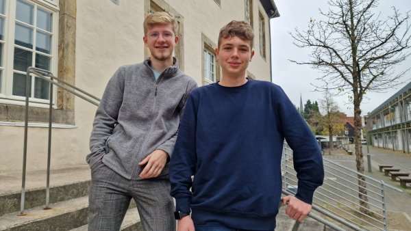 Tim Rottmann (links) und Ole Franks sprachen am Freitag mit anderen Schülern am Engelbert-Kaempfer-Gymnasium über die Reichspogromnacht. - © Nadine Uphoff