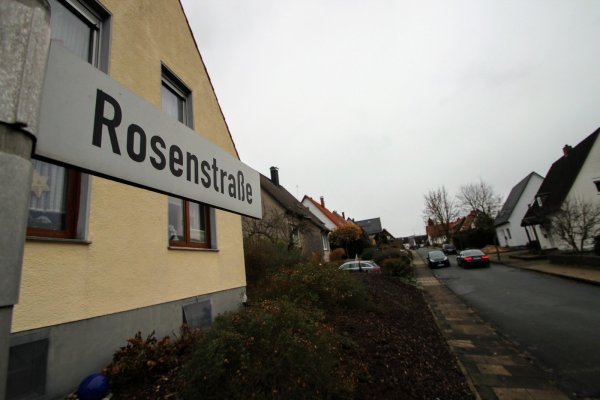 Die Rosenstraße wird demnächst aufgebuddelt. Hier ist der Mischwasserkanal marode. Er soll durch eine getrennte Kanalisation ersetzt werden. Neben neuen Leitungen wird auch die Straße erneuert. Foto: Jens Rademacher - © Jens Rademacher