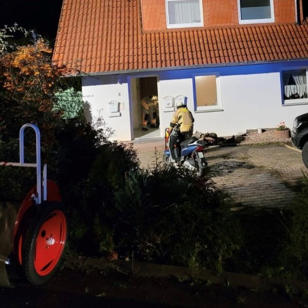 Die Einsatzkräfte Lüften das Haus mit einem Spezialgerät. - © Freiwillige Feuerwehr Lügde
