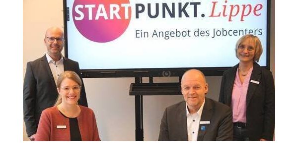 Projektleiter Stev Röthling, Sozialpädagogin Stefanie Föste, Jobcenter-Vorstand Stefan Susat und Fachgebietsleiterin Sabine Schwarz (v.l.) freuen sich, jungen Menschen ein neues Angebot zur beruflichen Orientierung machen zu können. - © Jobcenter Lippe
