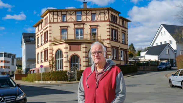 Thomas Noack ist der Besitzer des historischen Gebäudes am Haller Weg in Bielefeld. Früher befanden sich dort ein Kolonialwarenladen und ein Kohlenhandel. - © Andreas Zobe