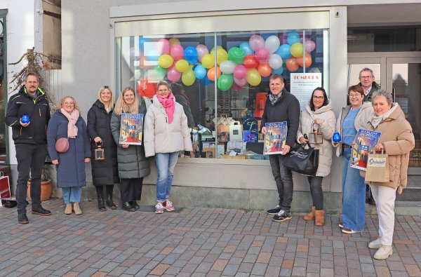 Freuen sich aufs Moonlight-Shopping: Heiko Marx (Lemgo Marketing), Inga Kunz (Pegasus), Laura Fuchs (Brasseler), Ilka Steinmetzler (Sparkasse Lemgo), Rabea Kruel (Lemgo Marketing), Jens Klusmeier (Lippische Landesbrandversicherung AG), Jasmin Plaß (Geschmackvoll Lemgo), Dörte Bödeker (Kids & Kram), Harald Schielke (Privat-Brauerei Strate Detmold) und Ursula Kaminsky (Steinzeit, von links). - © Lemgo Marketing