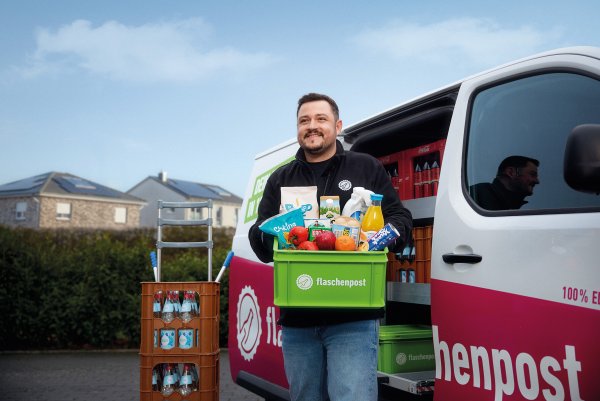 Aus den bestehenden Flaschenpost-Lagern werden ab Mai mehr als 500 zusätzliche Postleitzahlen deutschlandweit beliefert. Auch aus dem Standort in Bielefeld werden mehr Orte angefahren. - © Flaschenpost