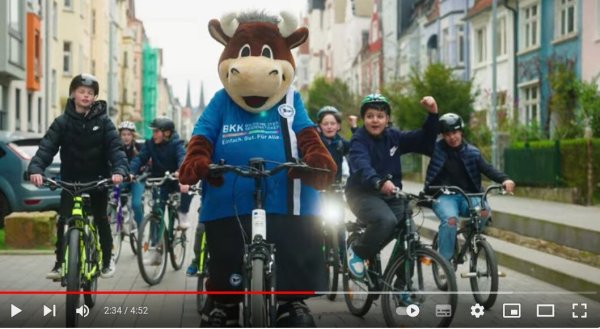 Auch Arminia-Maskottchen Lohmann ist im "Bielefeld fährt Rad"-Video zu sehen. Die Kosten für den Film werden vom Bund der Steuerzahler als Verschendung kritisiert. - © Stadt Bielefeld