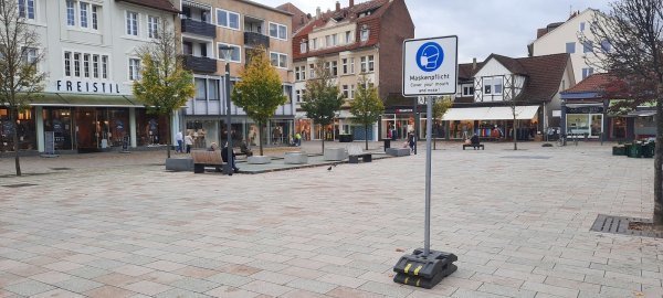 Wie hier am Schliepsteiner Tor wurden zunächst an 14 Stellen in der Innenstadt neu bestellte Maskenpflicht-Schilder aufgestellt. Mittlereile sind sie wieder abgebaut worden. - © Stadt Bad Salzuflen