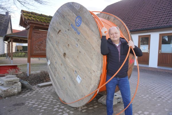 Dass in Mossenberg-Wöhren aktuell Glasfaserleitungen verlegt werden, ist für Ortsvorsteher Wilhelm Schnittcher nicht zuletzt vor dem Hintergrund der Corona-Pandemie wichtiger denn je. Noch sei die Internetverbindung nämlich sehr schlecht. - © Michaela Weiße