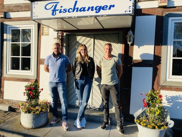 Die Lügder Unternehmer Patrick Kannengießer (links) und Daniel Peter haben den Fischanger in Schieder gekauft. Sie wollen das Traditionsgasthaus zu einer Art Spa-Hotel umbauen. Die Gesamtleitung wird Jasmin Whiting übernehmen. - © Patrick Kannegießer