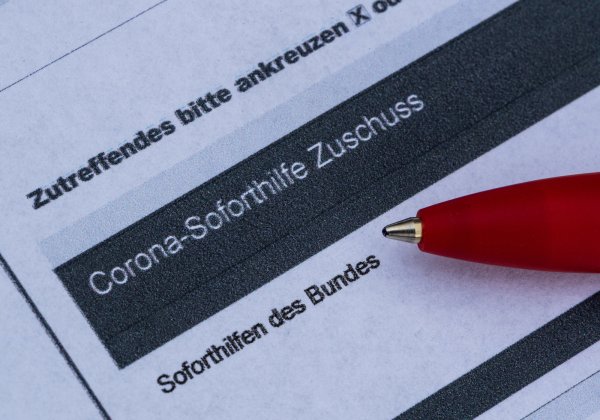 Am Anfang der Pandemie gab es unbürokratisch die Soforthilfe für Unternehmer. Bei dem Nachfolger, der Überbrückungshilfe, läuft das Antragsverfahren über Steuerberater, Wirtschaftsprüfer oder Rechtsanwälte. - © Robert Michael/dpa