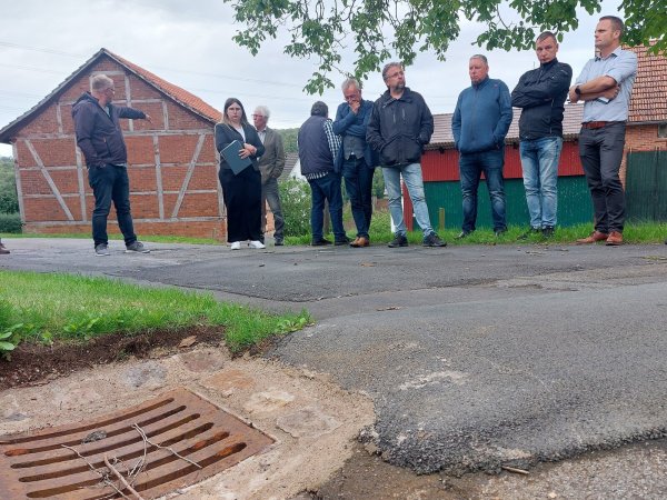 Bei einer Ortsbesichtigung im August hatte Bauamtsleiter Gregor Günnewich dem Ausschuss gezeigt, wie die Asphaltwulst das Wasser in den Kanal lenkt. - © Archivfoto: Michaela Weiße