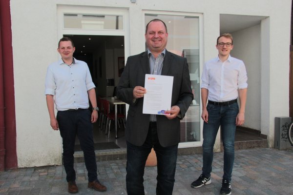 Die Sozialdemokraten (von links) Julien Thiede, Arne Brand und Lasse Huxoll präsentieren das Wahlprogramm. Bald ist es auch auf der Homepage der SPD zu finden. - © Carolin Brokmann-Förster