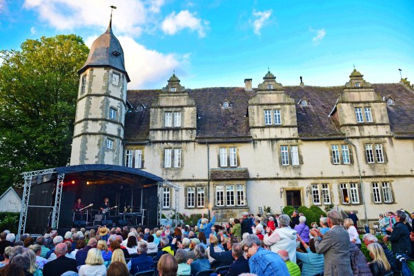 Rund 500 Besucher haben in Wendlinghauxen ausgelassen zu den Hits der Bee Gees gefeiert. - © Nicole Ellerbrake