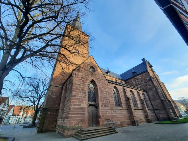 In den verschiedenen katholischen Kirchen im pastoralen Raum Südlippe-Pyrmont, wie etwa hier in der Pfarrkirche St. Marien in Lügde, finden coronabedingt weniger Menschen Platz. Jedoch wird es an Weihnachten deutlich mehr Gottesdienste geben. - © Michaela Weiße