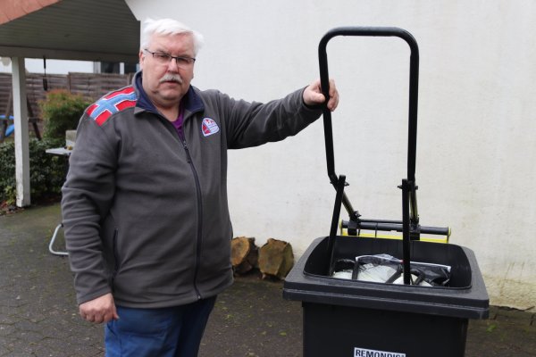 Tüftler Ralf Brinkmannn zeigt seine Presse, die den Verpackungsmüll in der Tonne zusammendrücken kann. - © Knut Dinter
