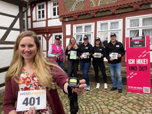 Vertreter der organisierenden Kommunen und des Sponsors Westenergie: Maria Kemker (Westenergie, vorne), (von links) Frank Meier (Extertal), Jasmin Whiting (Blomberg), Denise Kieslich (Schieder-Schwalenberg), Larissa Gräbner (Lügde), Björn Strohmeier (Barntrup). - © Stadt Lügde