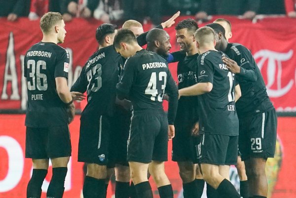 Der SC Paderborn hatte in Kaiserslautern wenig Grund zum Jubeln. Doch in Hälfte zwei konnten die Gäste dann mit den Torschützen David Kinsombi (M.) und Visar Musliu feiern. - © picture alliance/dpa