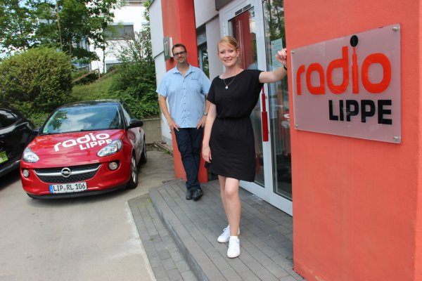 117.000 Menschen hören jeden Tag Radio Lippe mit den Frühmoderatoren Tim Schmutzler (li.) und Mara Wedertz (re.). - © Radio Lippe