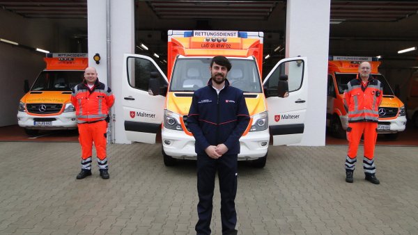Bereit zum nächsten Einsatz, der niemals lange auf sich warten lässt: Rettungssanitäter Benjamin Dück, Leiter David Krikor und Rettungssanitäter Tobias Thoren (von links). Die Sanitäter haben ihre FFP2-Masken, die sie ohne Unterbrechung tragen, für das Foto kurz abgenommen. - © Hajo Gärtner