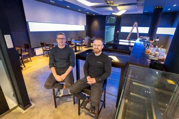 Christoph Feldmann (l.inks und Rudolf Reiz haben ihre sicheren Jobs aufgegeben, um in Paderborn eine Gaming-Bar zu eröffnen. - © Niklas Tüns