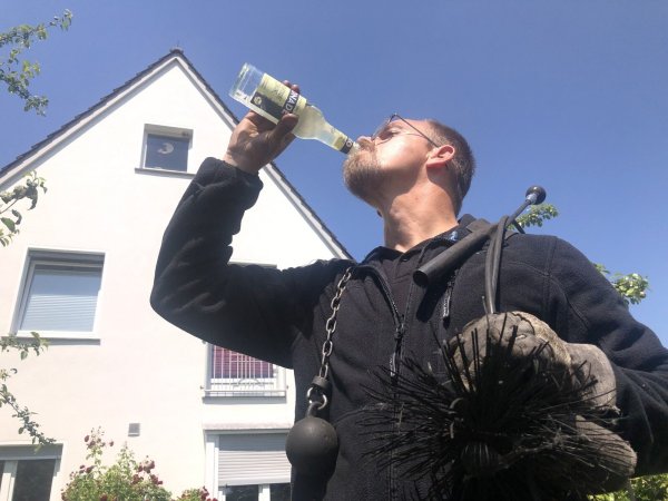Schornsteinfeger Tim Horst-Bäumer kennt keinen Schmerz. Ganz in Schwarz steigt er den Menschen trotz der tropischen Temperaturen aufs Dach und in die Gottseidank kühleren Keller. Sein Kommentar: "Nutzt ja nix". - © Martin Hostert
