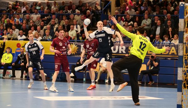 Die beiden Außen Leve Carstensen und Bobby Schagen (links) machten den TBV Lemgo Lippe gegen den 1. VfL Potsdam flott. - © Jörg Hagemann