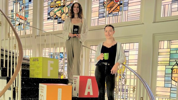 Laden zur Fairen Woche: Die Auszubildenden Lea Boter (links) und Lina Willeke. - © Stadt Lügde