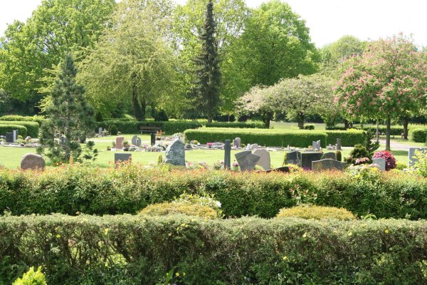 Die Stadt plant, die Gebühren für die städtischen Friedhöfe wie für den Friedhof Kreuzenstein anzuheben, damit diese weitgehend kostendeckend geführt werden können. - © Cordula Gröne