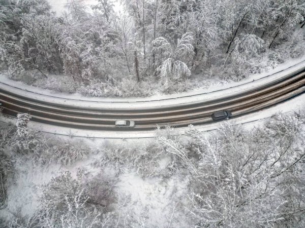 Es schneit, es schneit: In OWL könnte es Mittwoch das erste Mal so weit sein. Lange halten wird sich die weiße Pracht aber nicht. - © imago/Rene Traut