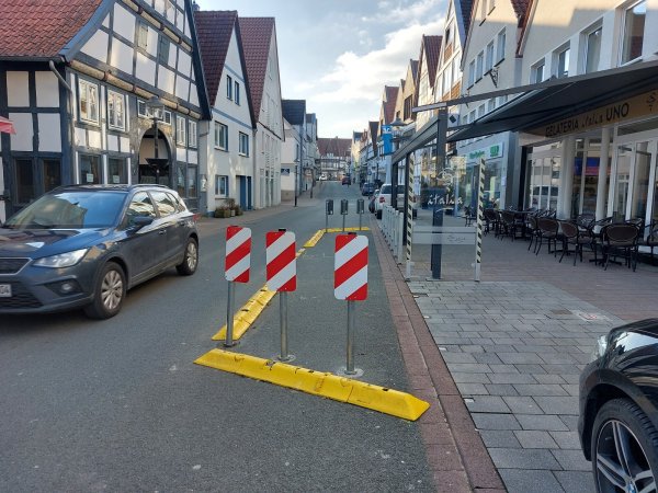 Dieses Provisorium zur Verkehrsberuhigung im Kurzen Steinweg wird durch eine dauerhafte Konstruktion ersetzt. - © Michaela Weiße
