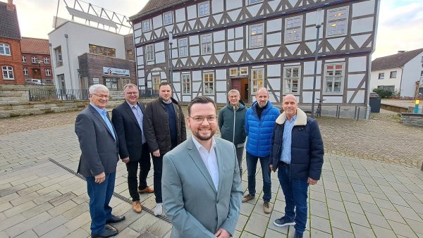 Selten waren sie sich so einig: Nieheims CDU und SPD wissen genau, wen sie als Sieger bei der nächsten Kommunalwahl sehen wollen - Mathias Koch (Mitte). Dafür werben Erwin Nowak (CDU, v. l.), Swen Horstmann (SPD), Robin Lintemeier (CDU), Stephan Kunstein (CDU, v. r.), Uli Kros (SPD) und Wolfgang Kuckuk (SPD). - © Madita Schellenberg
