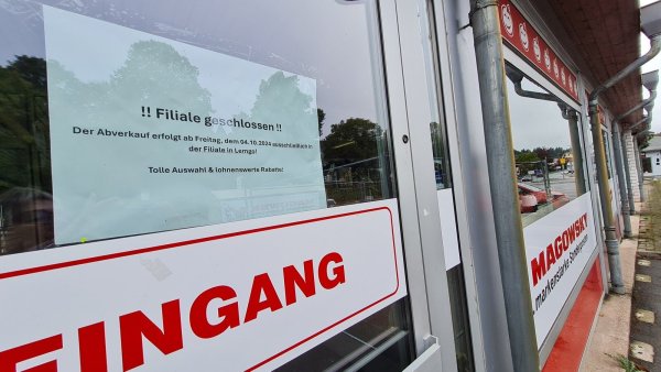 Schockiert reagieren die Kunden, die nun beispielsweise vor der Blomberger Magowsky-Filiale stehen und nicht mehr hineinkönnen. - © Marianne Schwarzer