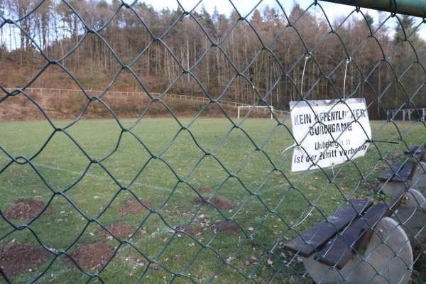 Keine Spieler in Sicht: Auf den Sportplätzen rollt zurzeit kein Ball. Unser Bild zeigt die Anlage in Heidelbeck. - © Oliver König