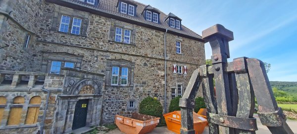 Die Metallskulptur bewacht die Burg Schwalenberg seit Jahren. Hier tut sich was, die Bauschuttcontainer bezeugen die Baustelle. - © Marianne Schwarzer