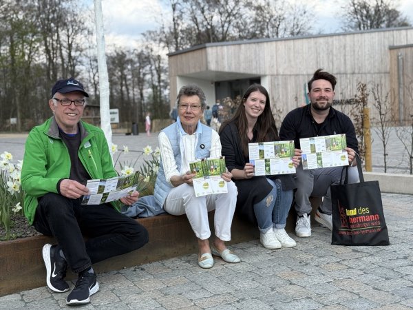 Otmar Lüke (Naturparkführer, von links), Brigitte Scheuer (HVV Bad Salzuflen), Lisa Massong (Gemeinde Augustdorf) und Lucas Noke (LTM) stellen das Programm vor. - © Lippe Tourismus und Marketing