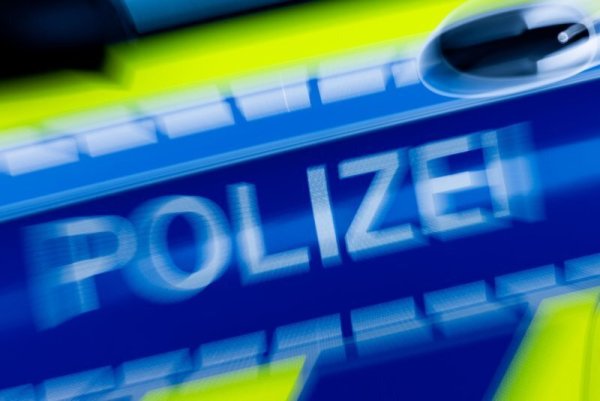 Die Polizei sucht einen flüchtigen Autofahrer, der mehrere Menschen gefährdet hat. - © Dpa