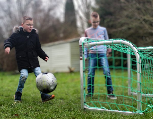 Im Garten des IQ Lügde wird schon fleißig gekickt. - © SOS-Kinderdorf Lippe