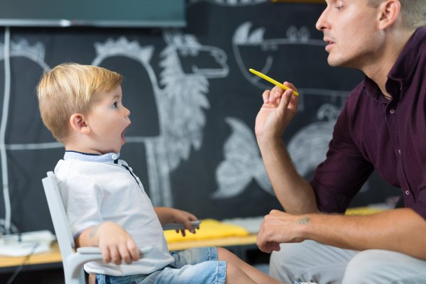 Viele Kinder mit Hörproblemen, die verspätet operiert werden, sind auf Logopädie und andere Unterstzüngsangebote angewiesen. - © picture alliance / Zoonar