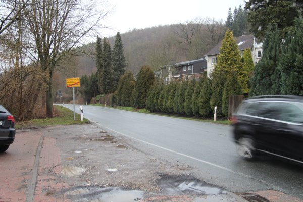 An der Rintelner Straße (B 238) zwischen Hohenhausen und Langenholzhausen fehlt derzeit ein Geh- und Radweg. - © Nadine Uphoff