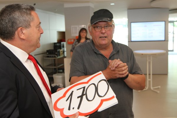 Juni 2023, die erste Aktion des Aktionsbündnisses: Walter Brinkmann (rechts) übergibt Landrat Dr. Axel Lehmann 1700 Unterschriften. Die Unterzeichner setzen sich damals für einen "Untersuchungsausschuss" des Kreistages ein, der ihre Fragen zum Klinikum beantworten sollte. - © Archivfoto: Martin Hostert