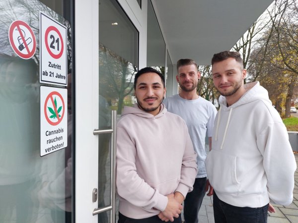 Die Vorstandsmitglieder des Cannabis Social Club Lügde, Cengiz Kiraz (von links, Vorsitzender), Christian Schlupp (Anbaurat) und Jörg Wedeschkin (Schatzmeister), freuen sich, dass sie nun nach vielen bürokratischen Hürden die Anbau-Lizenz erhalten haben. Ihr Vereinsheim haben sie in der Bahnhofstraße, Cannabis darf dort und im Umkreis von 100 Metern aber nicht geraucht werden. - © Michaela Weiße