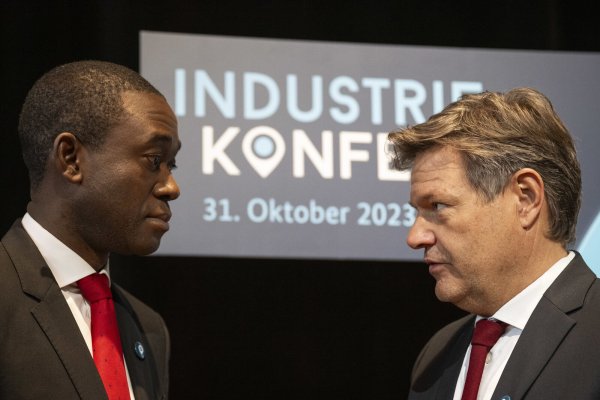 Wally Adeyemo (l.), stellvertretender Finanzminister der USA, und Robert Habeck (Bündnis 90 / Die Grünen), Bundesminister für Wirtschaft, auf der Industriekonferenz. - © Hannes P. Albert