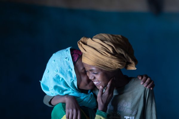 Magfira Kemsur (links) und Mekiya Mude sind dicke Freundinnen. Magfira rettete Mekiya vor der drohenden Beschneidung. - © UNICEF/UN0410887/Ayene