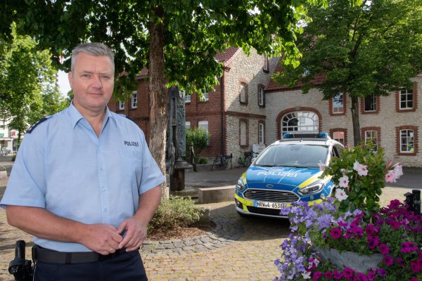 Sascha Lentzel ist der neue Kontaktbeamte für Jung und Alt in Schlangen. - © Polizei Lippe/Sonja Thelaner