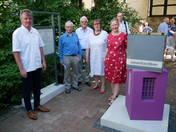 Andreas Mattke (von links), Martin Hankemeier, Dr. Rüdiger Henke, Christ-Dore Richter, Dr. Bärbel Sunderbrink und Dr. Nikolas Rügge weihen die neue Stele ein. - © Thomas Krügler
