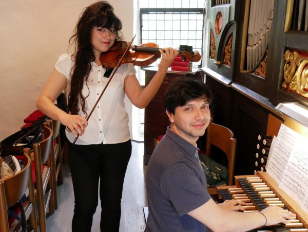 Orgelsommer in Reelkirchen: Amairani Guevara (Geige) und Ignacio Alarcón (Orgel) harmonieren im beeindruckenden Zusammenspiel. - © Thomas Krügler