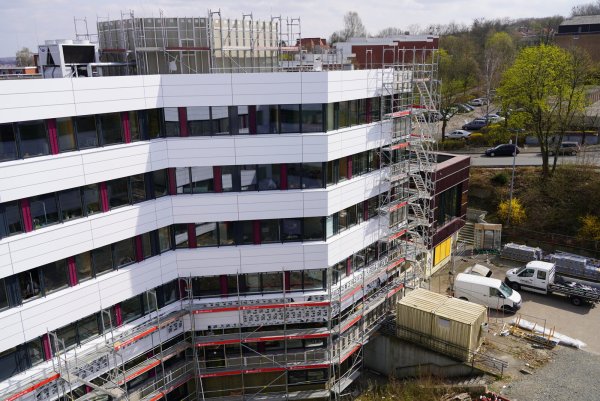 Auch die neue Fassade des Kreishauses in Detmold fällt in die Kategorie zirkuläres Bauen. So sind beispielsweise die weißen Aluminium-Elemente austauschbar. - © Joachim Stäbler